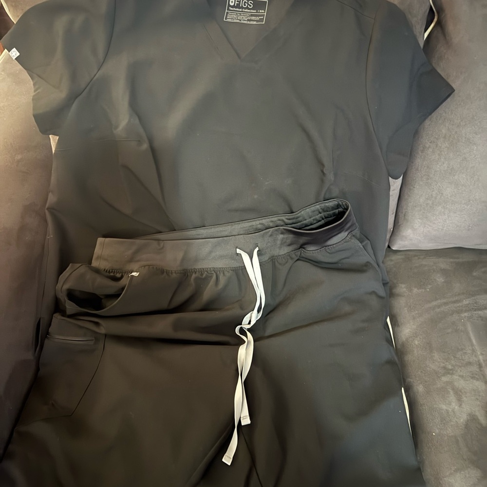 FIGS Black Scrub Set with Drawstring Pants